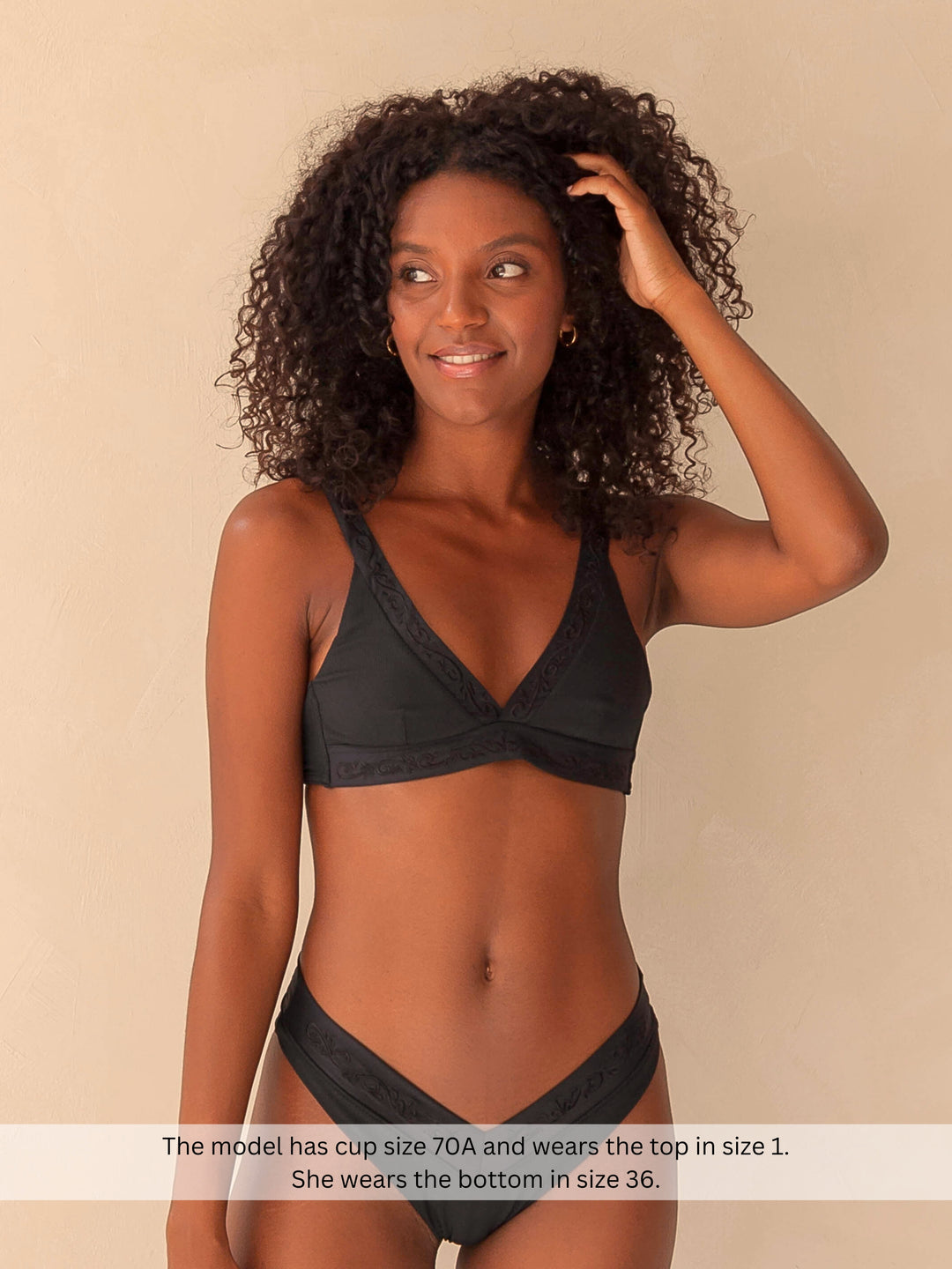 Bikini bottom V-shape in black with rib fabric and embroidery, woman torso